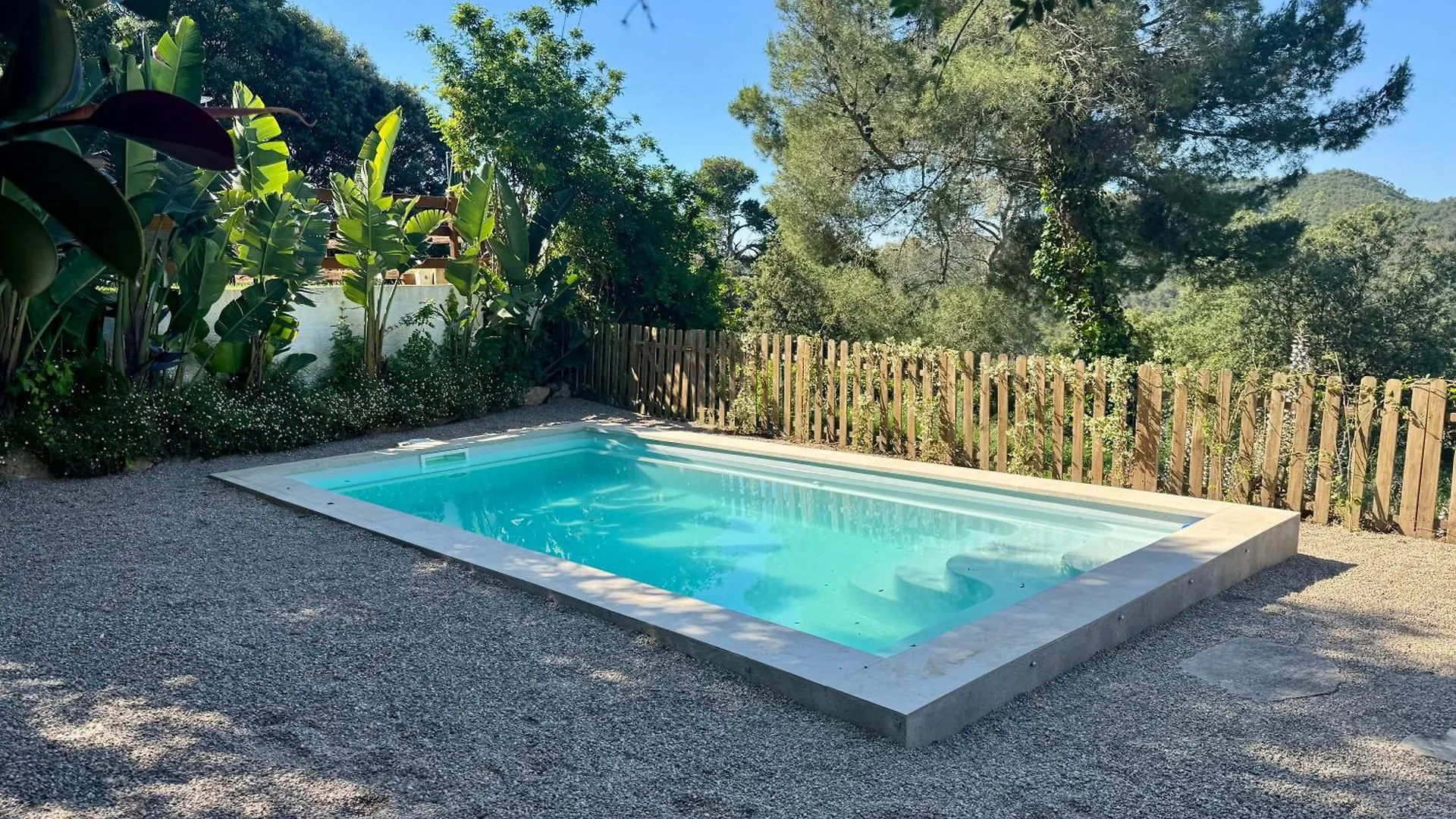 פאלס Praga 2 - Encantadora Casa Con Piscina Y Vistas Al Bosque! 0*,  ספרד